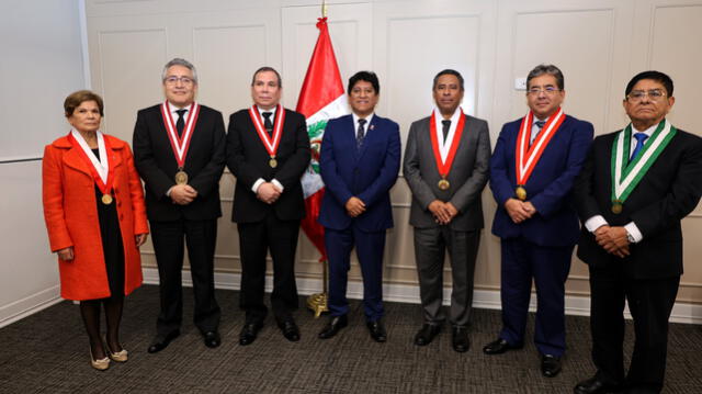 Josué Gutiérrez junto a los miembros de la Comisión Especial que elegirán a los miembros de la JNJ. Foto: difusión   