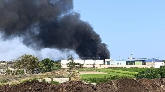 El incendio en el almacén de hidrocarburos generó una gran columna de humo. Foto: difusión   