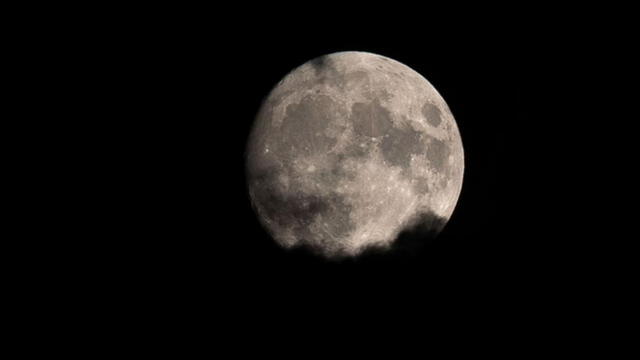 La primera superluna del 2024, visible desde Perú, se enmarca como un evento importante durante este agosto. Foto: EFE.   