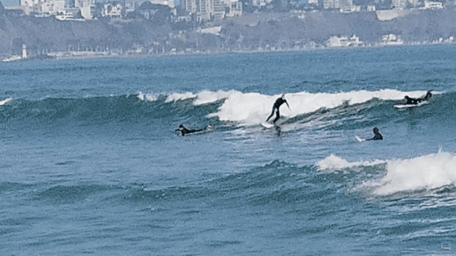  Personas practicando surf en la playa La Pampilla. Foto: captura de pantalla/Turista tu Vista/YouTube   