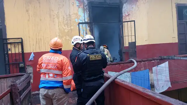 Bomberos controlaron el incendio al interior de la casona. Foto: difusión   