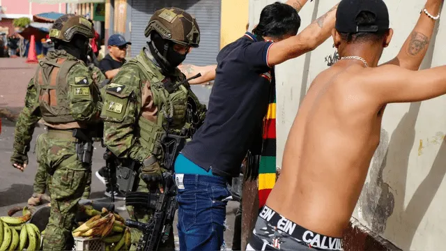  La pobreza extrema crea un entorno de desesperación que puede empujar a las personas a involucrarse en actividades ilegales. Foto: AFP   