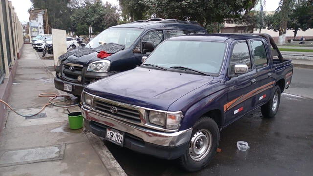  <strong>Toyota Hilux </strong>azul metálico, modelo 1997, con placa EGK074    