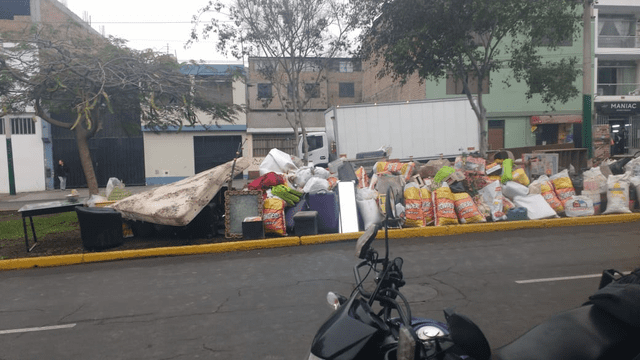 Las pertenencias de la adulta mayor fueron colocadas en medio de la vía pública. Foto: La República   