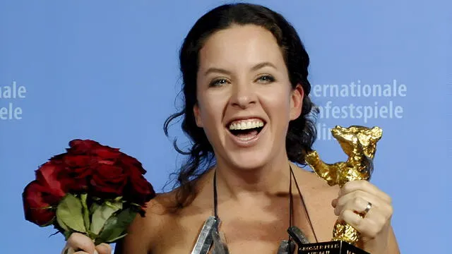  Claudia Llosa recogiendo el Oso de Oro que ganó 'La teta asustada' en el Festival de Cine de Berlín de 2009. Foto: EFE   