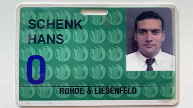 Tarjeta de identificación de Hans Schenk en su empresa en las Torres Gemelas de Nueva York. Foto: BBC.    