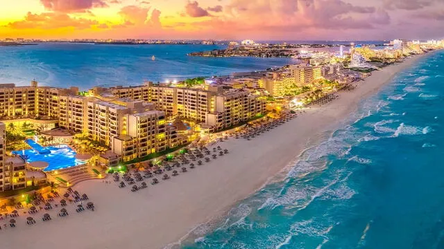  El principal atractivo de Cancún son sus impresionantes playas de arena blanca y aguas turquesas. Vía Blog Viva   