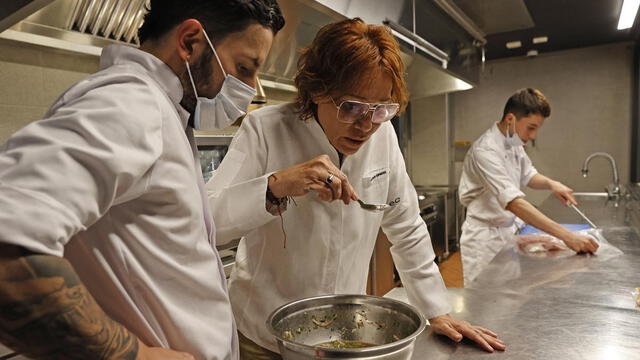 Leonor Espinosa es considerada una pionera en la gastronomía colombiana moderna, conocida por su enfoque innovador y su habilidad para fusionar ingredientes locales con técnicas culinarias contemporáneas. Foto: El Periódico   