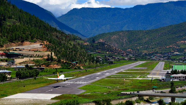 Debido a su ubicación en un valle rodeado de montañas, con una pista corta y un enfoque visual complejo, el Aeropuerto de Paro es considerado uno de los aeropuertos más desafiantes para aterrizar. Foto: CNN   