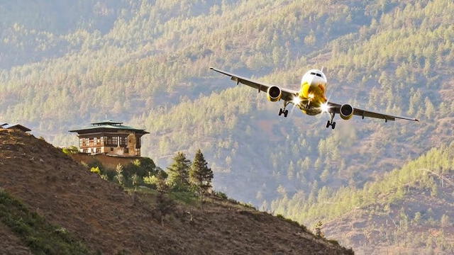 Al acercarse al aeropuerto, los pasajeros pueden disfrutar de unas vistas impresionantes del Himalaya, incluyendo el monte Jomolhari, una de las montañas sagradas de Bután. Foto: Flying Dragon Pilot   