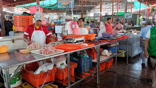  Precio del kilo de pota supera los 20 soles en mercados de Perú. Foto: Maribel Mendo   