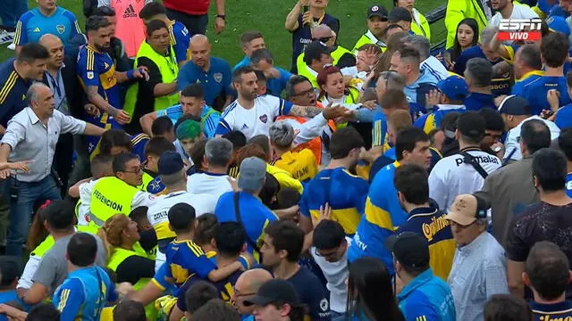  La pelea de Chiquito Romeo con los hinchas de Boca Juniors. Foto: captura de pantalla de ESPN   