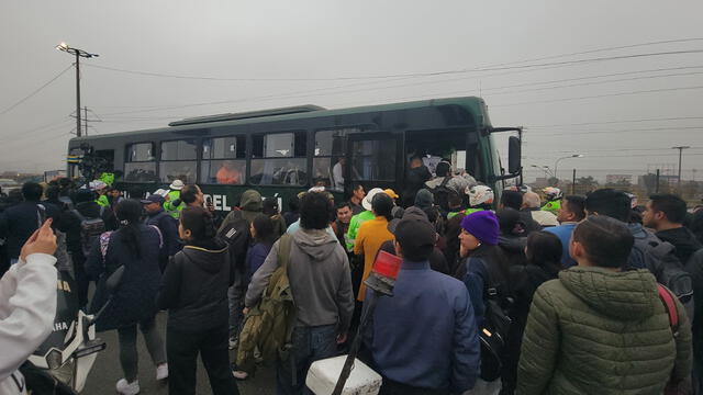 Buses de la PNP lucen saturados por la gran cantidad de pasajeros varados. Foto: La República   