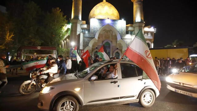 Iraníes celebrando el ataque a Israel en la Plaza Palestina de Teherán. Foto: EFE 