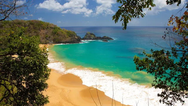  La Playa de Sancho es un parque marino protegido. Acceso limitado por una escalera en los acantilados, lo que la convierte en un destino exclusivo. Foto: Expedia   