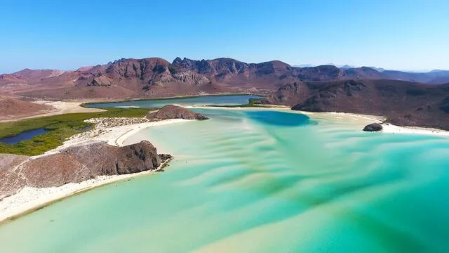  Playa Balandra, es conocida por sus aguas tranquilas y cristalinas en forma de media luna. Ideal para practicar kayak y esnórquel. Foto: Los Cabos   