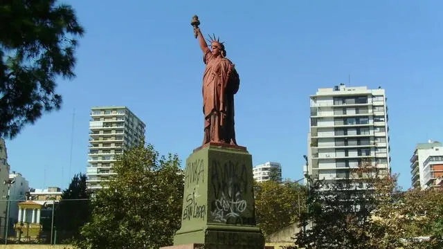 La escultura, de 3 metros de altura, representa a una mujer con una antorcha en alto que simboliza la luz de la libertad. Foto: LM Neuquen.   