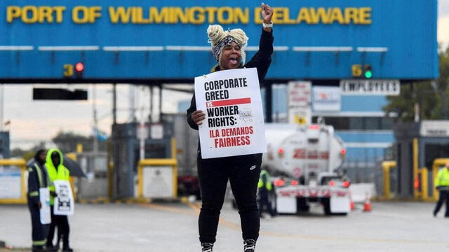 Entre las exigencias de los trabajadores portuarios se exige un aumento de salario. Foto: France 24.   