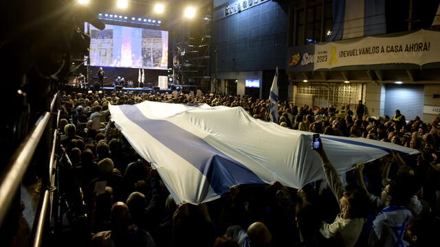 Una bandera israelí gigante se desplegó en el momento de los himnos. Foto: Gustavo Gavotti   