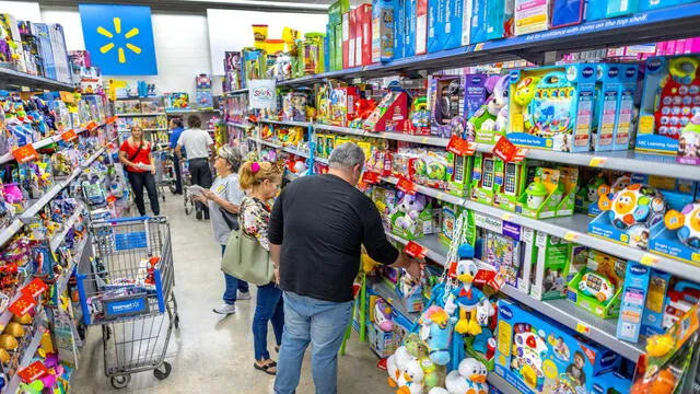  Ciudadanos comprando en Walmart. Foto: difusión   