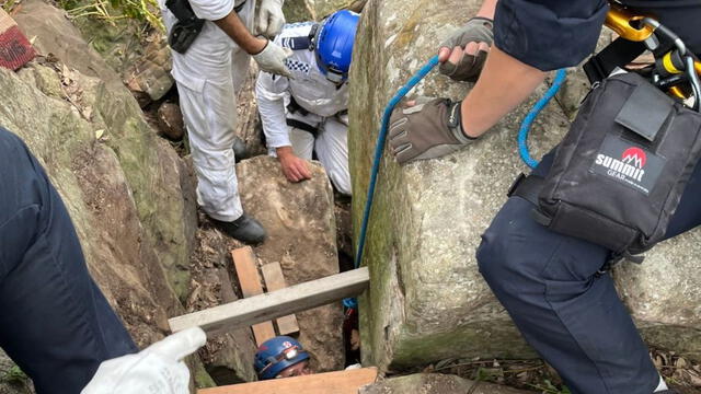  La joven quedó atrapada entre dos bloques de piedra, lo que requirió una operación de rescate delicada y compleja que involucró a varios equipos de emergencia. Foto: NSW Ambulance   