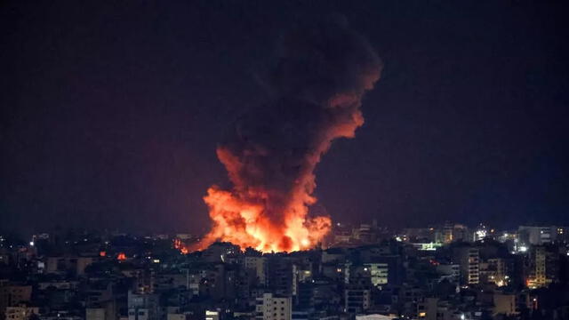  El humo y las llamas se elevaron sobre los suburbios del sur de Beirut después de un ataque de Israel, en medio de las hostilidades en curso entre Hezbolá y las fuerzas israelíes. Foto:&nbsp;Amr Abdallah Dalsh   