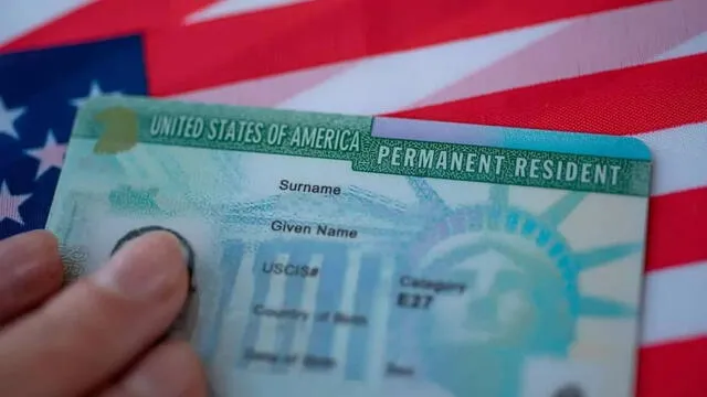  Los beneficios de tener una green card incluyen la posibilidad de traer a familiares, acceder a ciertos programas gubernamentales y, eventualmente, solicitar la ciudadanía. Foto: Univisión    