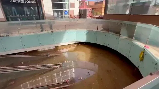 Se ha iniciado el retiro del agua en el parking del centro comercial de Bonaire, Valencia. Foto: Sport 45   