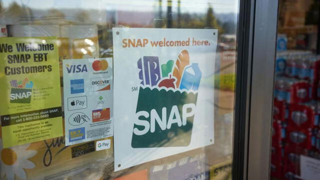  Los beneficios SNAP se cargan en una tarjeta EBT, que funciona como una tarjeta de débito para comprar alimentos. Foto: Marca   