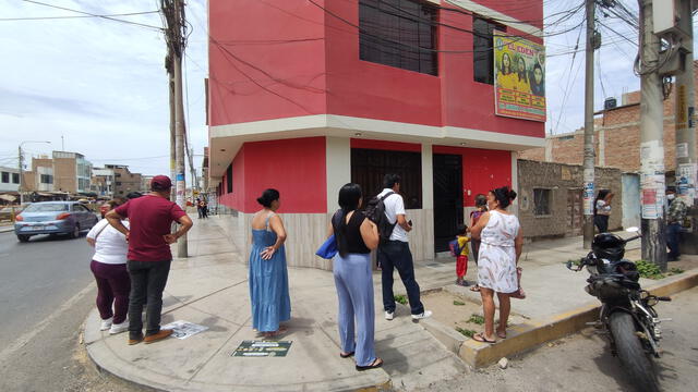 Familiares de la víctima acudieron al hospital. Foto: Emmanuel Moreno/La República    