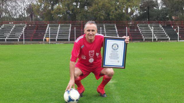  Robert Carmona es el jugador más longevo en la historia del fútbol. Foto: Récord Guinnes   