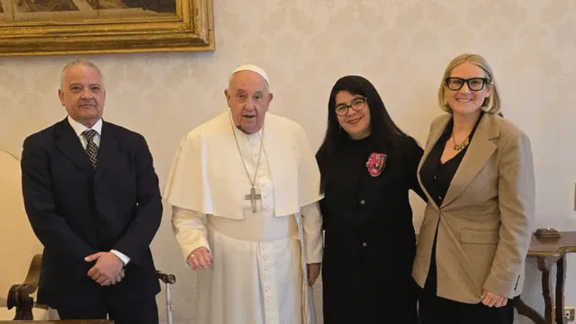 Pedro Salinas, el Papa Francisco, Paola Ugaz y Elise Allen.   