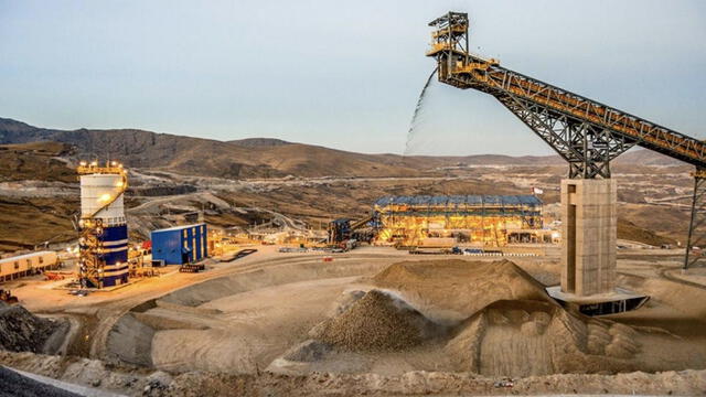  Este embargo, justificado como respuesta a las restricciones de EE. UU., marcaría un cambio significativo en la política comercial de China, mostrando su influencia en el mercado de minerales esenciales para la tecnología. Foto: Forbes Perú   