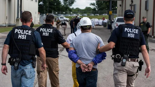  Los programas de detención y deportación han generado un debate sobre los costos económicos y humanos de estas políticas. Foto: Telemundo   