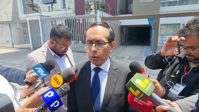  Fredy Hinojosa brindó declaraciones a la prensa tras allanamiento por caso Qali Warma. Foto: La República   