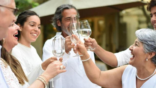 Vistiendo de blanco, las personas expresan su deseo de dejar atrás conflictos y abrirse a nuevas oportunidades. El color blanco, asociado a la claridad, promueve energías positivas y tranquilidad para el año entrante. Foto: La Voz   