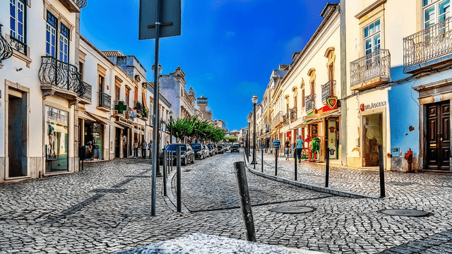  El pueblo pesquero de Tavira alberga actualmente 21 iglesias. Foto: La Voz de Galicia.    