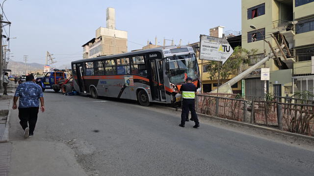 Bus de la empresa Nueva América impactó contra postes de luz en avenida San Juan Pamplona Alta. Foto: Dayana Huerta.   