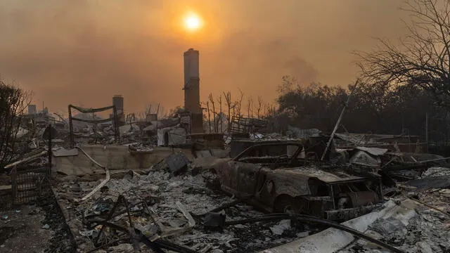  El incendio 'Palisades' en Los Ángeles, California, ha dejado más de 5,300 edificaciones destruidas o dañadas, incluidas numerosas viviendas en el barrio de Pacific Palisades. Foto: El Páis   