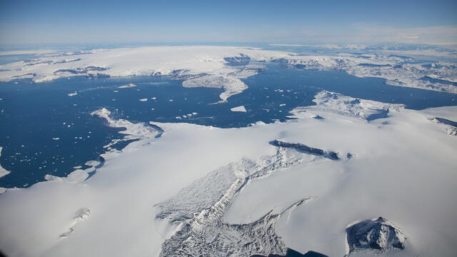  La Antártida alberga el hielo más antiguo de la Tierra, funcionando como un archivo natural que preserva burbujas de aire atrapadas en sus capas.   