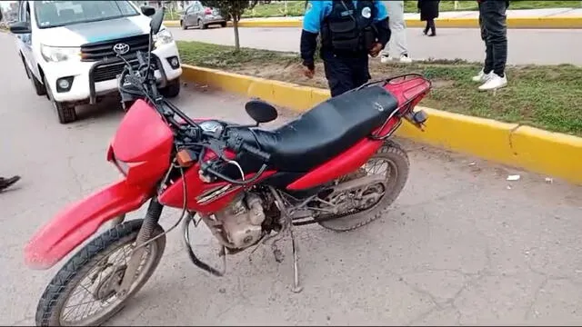 Motociclista evitó atropellar a un perro en Juliaca. Foto:Cinthia Alvarez/La República    