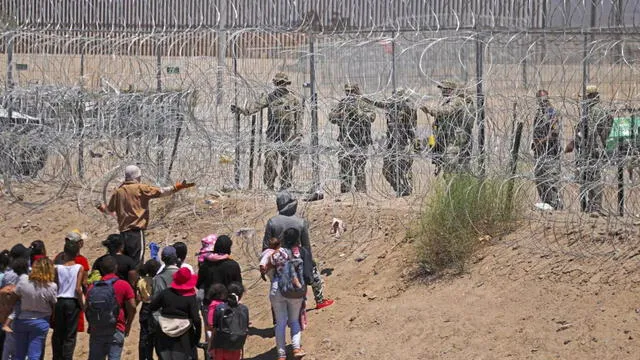 Migrantes que buscan ingresar a Estados Unidos a través de una cerca de alambre de púas instalada a lo largo del Río Grande, en la frontera con Ciudad Juárez, México. Foto: AFP. Migrantes que buscan ingresar a Estados Unidos a través de una cerca de alambre de púas instalada a lo largo del Río Grande, en la frontera con Ciudad Juárez, México. Foto: AFP.