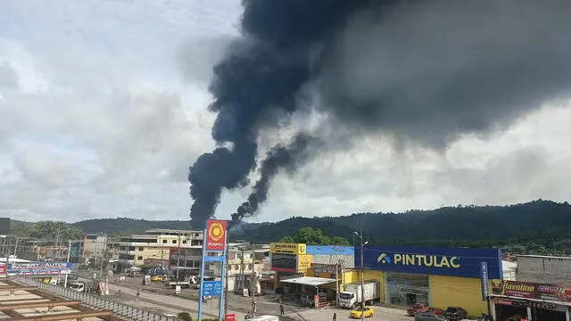 La inmensa columna de humo. Foto: Alberto Costa-Burneo   