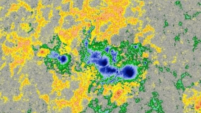  Las manchas solares con nombre, AR 14100 es en realidad una colección de varios puntos más pequeños agrupados en una "región activa". Foto: NASA   