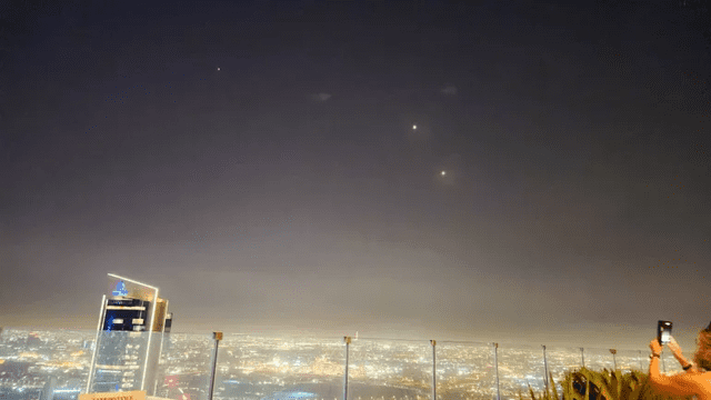 Se dispararon bengalas sobre el cielo de Doha. Foto: Aljazeera Se dispararon bengalas sobre el cielo de Doha. Foto: Aljazeera