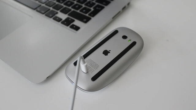  Es imposible usar el mouse de Apple mientras carga. Foto: internet   