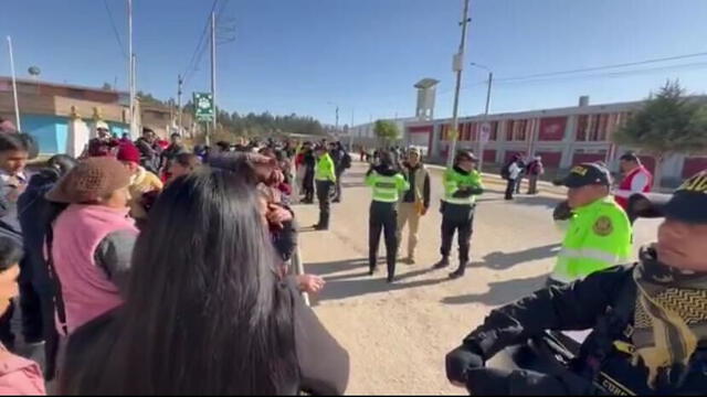 Fuerte presencia policial en las inmediaciones del colegio 9 de julio. Foto: Difusión Fuerte presencia policial en las inmediaciones del colegio 9 de julio. Foto: Difusión