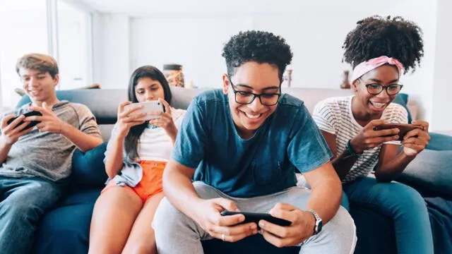 Los adolescentes suelen juntarse con jóvenes afines a sus ideales, lo que, en caso de no educar con el ejemplo, solo alejaría a los hijos de sus padres. Foto: Compartir en Familia Los adolescentes suelen juntarse con jóvenes afines a sus ideales, lo que, en caso de no educar con el ejemplo, solo alejaría a los hijos de sus padres. Foto: Compartir en Familia