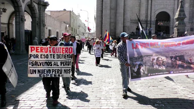 Pobladores llegan a la Plaza de Armas de Arequipa para exigir justicia por sus fallecidos, mientras que presidenta continuaba con su discurso.   