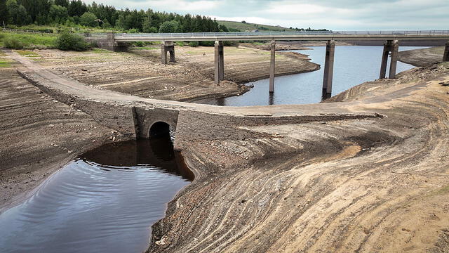  El nivel del agua de este embalse en Inglaterra bajó tanto que un antiguo puente para caballos de carga quedó expuesto. Foto: Christopher Furlong   